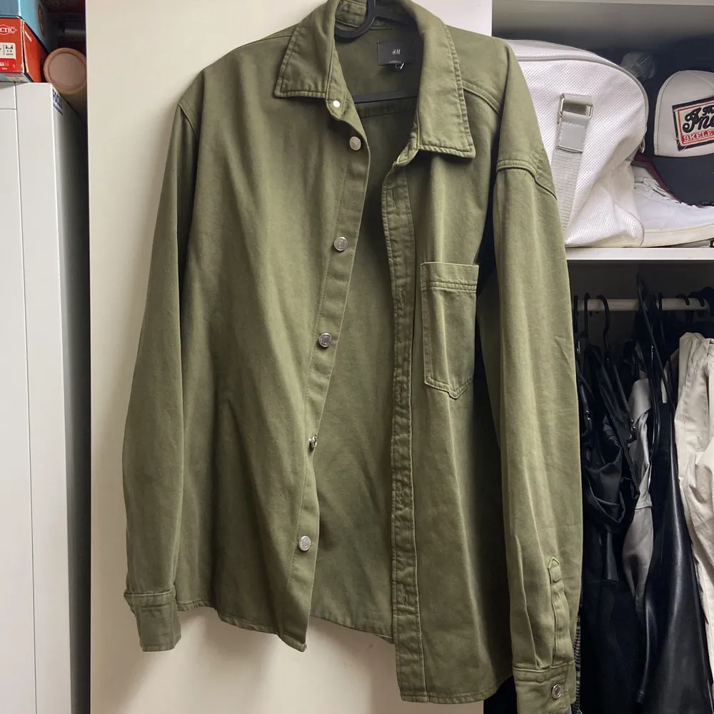 Overshirt/Jacka grön för man kan funka för unisex egentligen använd ett par gånger jätte fräsch storlek Medium säljs för 200. Jackor.