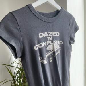 Mörkgrå Brandy Melville t-shirt i onesize (XS-S) med tryck, säljs inte i butik eller på deras hemsida längre. Skriv för intresse🤍