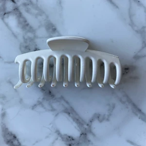 Vit hårklämma  - Vit hårklämma, aldrig använd💕