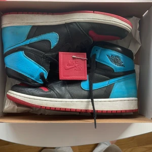Jordan 1 high  - Hej! Säljer nu mina jordan 1 high unc to chi. Skorna är ganska använda men forfarande i bra skick. Dem är endast lite creasade.  Box ingår och jag slänger även med ett par crease skydd.  Mvh Isak 