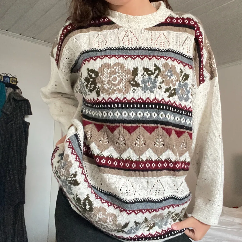 Det är en handstickad sweater från England. Fina mönster med olika kalla färger. Jag som brukar ha på mig xs/s använder denna tröjkastnings en oversized. Jag skulle tippa på att den är M/L. 🌸. Stickat.
