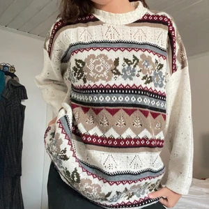 Mönstrad stickad  - Det är en handstickad sweater från England. Fina mönster med olika kalla färger. Jag som brukar ha på mig xs/s använder denna tröjkastnings en oversized. Jag skulle tippa på att den är M/L. 🌸
