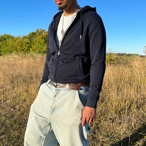 Plain hoodie - Vintage marin blå zip hoodie. Regular fit. Storlek M. Ett essentiellt casual plagg för garderoben när det blir dags att byta från svarta färgpaletten. Prima skick. Skriv gärna om du har några övriga frågor. Fler bilder och mått kan skickas vid begäran