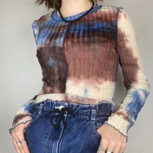 Batiktröja - Jättecool långärmad tröja i baktikliknande mönster. Från Shein men köpt på Plick. Nästintill oanvänd. Sömmarna är utåtvända för cool effekt.  Köpare står för frakt. Tar Swish eller mötas upp i Växjö.