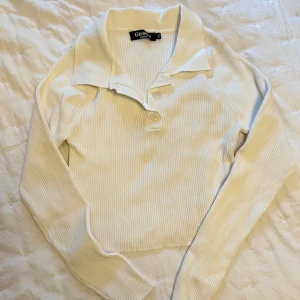 Pikétröja 🤍 - Stickad pikétröja, fått den så okänt märke! Passar perfekt nu till hösten och enkelt basplagg. Liten i storleken passar mig som är S🤍