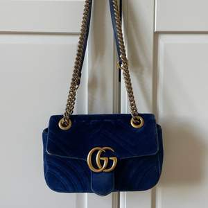 Säljer min fina Gucci Marmont medium blue velvet väska! Självklart äkta och dustbag skickas med. Den är i fint skick med några få slitningar. Nypris ca 33 000kr  Kolla med mig innan du klickar på KÖP