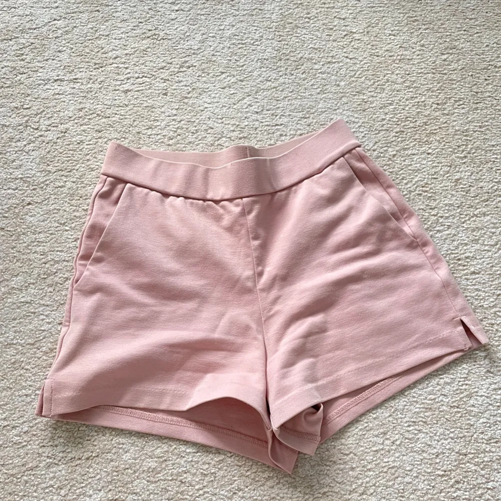 Ljusrosa ”mjukisshorts” i storlek xs💗fickor där fram (fake fickor baktill) och en liten slitt vid sidan av benet🤍 knappt använda och  har blivit för små för mig!. Shorts.