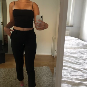 Raka svarta kostymbyxor  - Raka svarta kostymbyxor i nyskick med superskönt resorband i midjan. Det här är 100% de skönaste kostymbyxor jag ägt. Köpta från Hm i strlk Xs har tyvärr blivit för tighta på mig. Snygg passform och midwaist. 