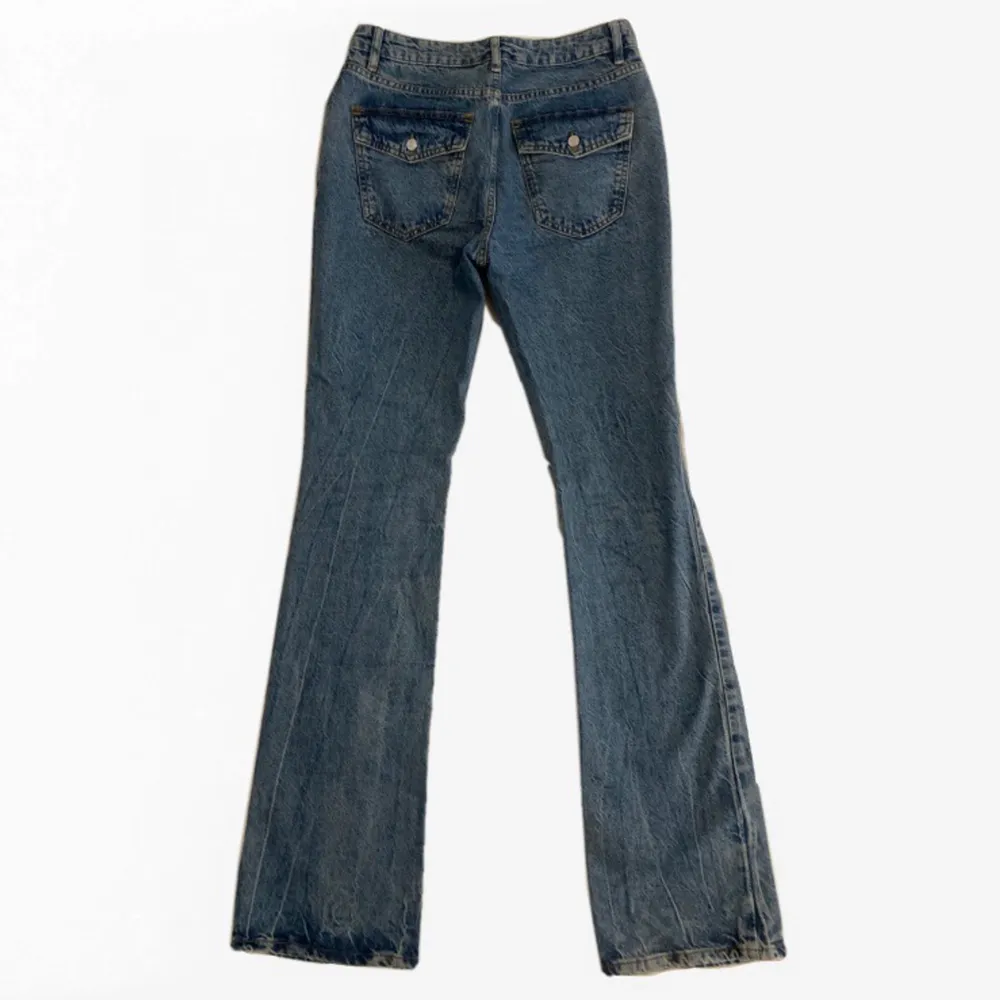 Lågmidjade flare jeans köpta på asos för 480kr och aldrig använda pga lite för stora för mig. Storlek 28/34, köparen står för frakt 🌟. Farkut & Housut.