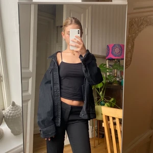 Svart oversize jeans jacka  - Säljer denna sjukt snygga svarta obersized jeans jackan. Perfekt till hösten. Skriv vid intresse 🫶🏻