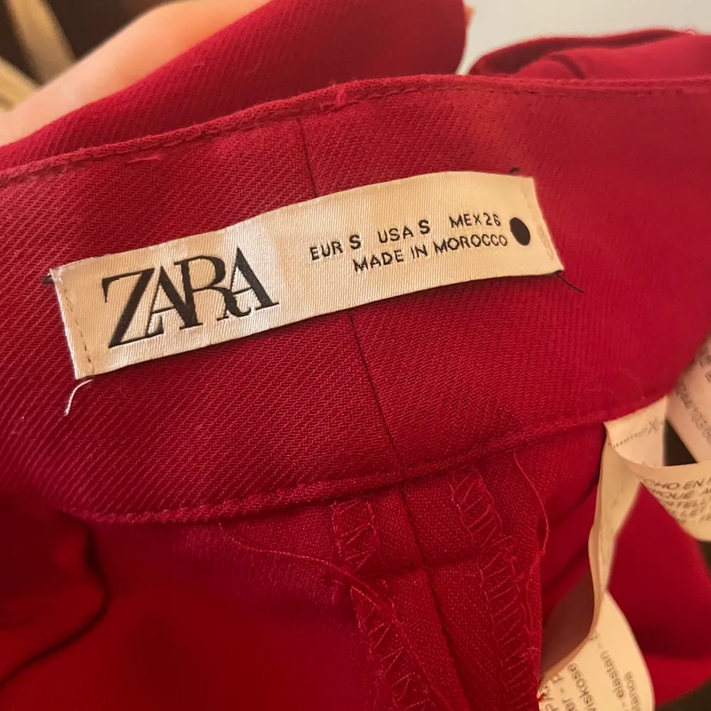 Röda kostymbyxor från Zara i strl S, endast använda 1 gång så i nyskick. . Jeans & Byxor.