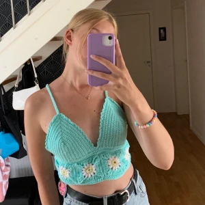 Turkos virkad topp med blommor - En perfekt topp till sommaren! Säljer denna för den ej kommer till användning. Jag har själv virkat denna med mestadels garn av akryl🌸 justerbar i ryggen så passar de flesta storlekar!