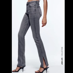 Zara jeans med slits - Säljer mina fina zara jeans med slits ner till, i färgen grå Storlek 38 men passar mig med 36/38 perfekt  Skriv för egna bilder