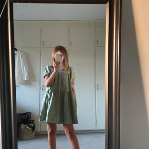 Sommarklänning - Supersöt och luftig sommarklänning. Tyvärr inte kommit till användning, så fortfarande i nyskick!  Köpt på asos hemsida. Jag har normalt XS/S - skulle säga att klänningen är en S och passar nog även en M.