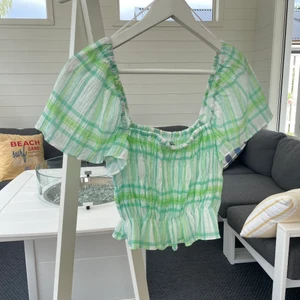 Grön topp från Zara - Säljer denna jättesöta topp från Zara i storlek S, tyvärr har den aldrig kommit till användning så den är som ny💘 skriv om du har några frågor eller vill diskutera pris!