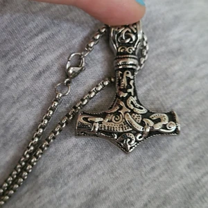 Thors hammare - En thors hammare ifrån asatron i nytt skick. Kedjan är ca 35 cm lång. Den är lite tung, väger 40 g. Frakten är spårbar Hör gärna av dig om du har några funderingar