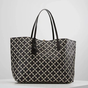 Marlene Birger väska - Säljer denna sjukt snygga Marlene Birger väska i väääldigt bra skick! Kan tänka mig 1200+ frakt vid en snabb affär (3500kr ny)