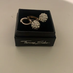 Tomas sabo öronhängen  - Öronhängen från Tomas Sabo, aldrig använda. Säljer för 150 kr+ frakt. Hör av er vid intresse eller eventuella frågor💗