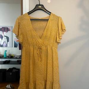 En väldigt fin gul och härlig klänning som har väldigt fina volanger längst ner till! Använd kanske 2 gånger! Den är lite för tajt för mig så säljer den vidare! 