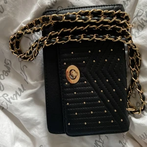 Svart väska - Jag säljer denna fina väska för 50 kr. Bra skick och använt den fåtal gånger❤️