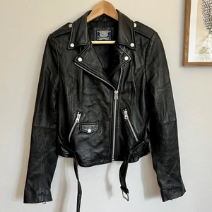 Skinnjacka Crocker - Äkta skinnjacka från Crocker. Dam strl L. Jättefint skick, knappt använd.☺️