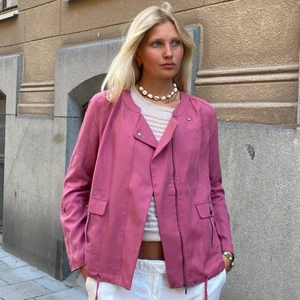 Rosa tunn jacka - Buy at: www.mosh-clothing.com 