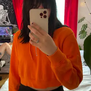 Orange hoodie men kort i magen från WeekDay! Knappt använd. 🥰