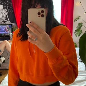 Orange Hoodie - Orange hoodie men kort i magen från WeekDay! Knappt använd. 🥰