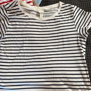T-shirt  - En vanlig fin randig tröja från hm💘 väldigt bra skick