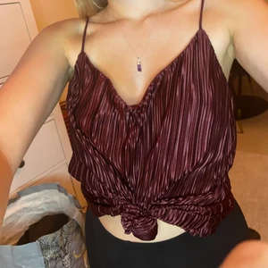 Lila partytopp - Lila linne med snygg texture. Fint skick!