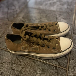 Converse - Ett par converse i militärgrön färg och stil (se detaljerna). Använd endast 1 gång. Strl 38