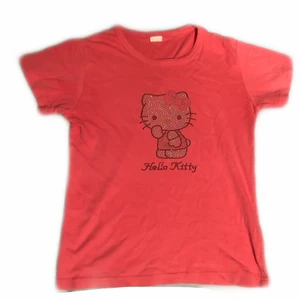 hello kitty  - babytee som passar xs-s lite croppat, några stenar har ramlat av då jag verkligen älskat denna 