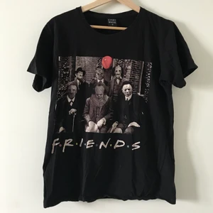 T-shirt - En t-shirt med ”friends” på😌