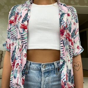 Hawaii skjorta  - Superfin Hawaii skjorta i nyskick!!  Storlek: XS