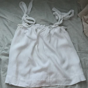 Vit topp - Fin vit topp som tyvär är för stor för mig💗
