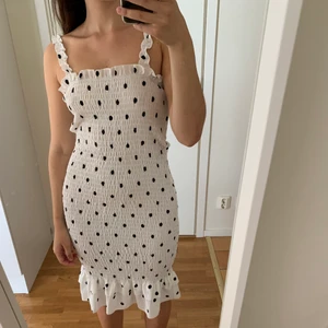 Prickig klänning - Klänning i strechigt material, aldrig använd! Går att vika/sy upp den till önskad längd