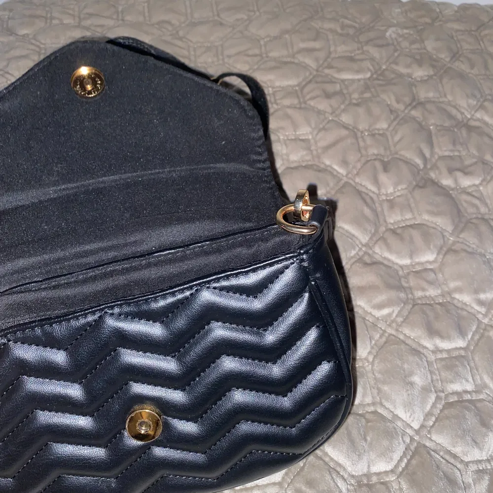 En fin svart handväska jag köpte från Frankrike . Väskor.