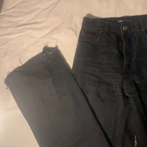Zara jeans  - Hej! Säljer ett par jätte fina svarta (washed) högmidjade jeans från zara med slitningar där nere, tyvärr är dom alldeles för små så behöver sälja dom, skriv gärna om du har fler funderingar❤️❤️❤️