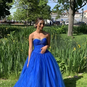 Balklänning säljes - Hej! Nu säljer jag mina fina balklänning som endast fick användas för fotografering sommaren 2021 pga inställd bal. Den passar mig som är ca 164 cm och vanligtvis en small/extra small. Går att justera pga korsetten/snörningen i ryggen.  Tillkommer extra paljetter samt snörning. Tveka inte på att höra av dig för andra frågor🦋