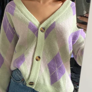 Rutig stickad kofta - Grön lila mönstrad stickad kofta med knappar från shein, superskön, knappt använd, storlek s, säljer för 89kr + frakt 🚚! Skriv vid intresse eller frågor!