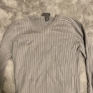 Grå tröja  - Grå tröja, lite öppet där uppe vid halsen.