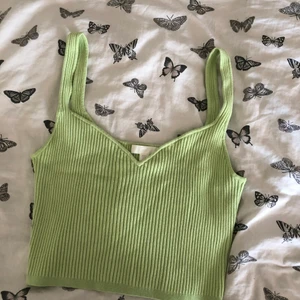Storlek S - Linne från H&M. Orginalpris 30kr på rean Säljer den pga att den aldrig kommer till användning och då att den inte alls är använd mycket