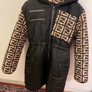 Fendi jacka  - En kopia Fendi jacka bra kvalite och sitter fint ny och aldrig använd 