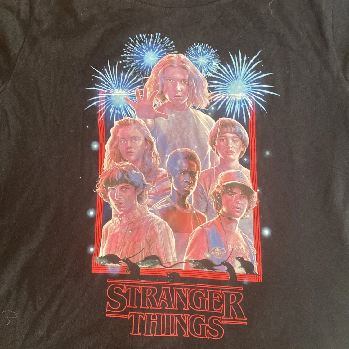 En svart stranger things t-shirt - 90