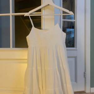 Säljer en populär slutsåld zara klänning i stl S. Köpt i butik! Börjar vid 120kr.. Frakt TILLKOMMER. 