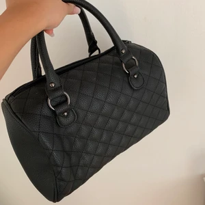 Väska - Svart väska som inte kommer till användning, 120kr+ frakt