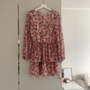 Köänning - Jätte fin blommig klänning från Gina i storlek 36  Använd vid ett tillfälle men är i nyskick, inga fel eller konstigheter 