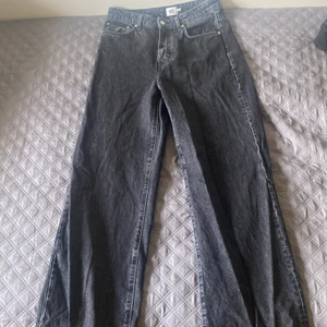 Svart/gråa jeans från lager 157 - Långa och vida jeans som är lite svart/gråa i färgen. Använda fåtal gånger pga de blivit förstora