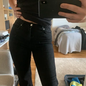 Svarta Jeans - Aldrig använda, svarta nakd jeans, bekväma och snygga, passar till allt! Perfekt längd för mig (170cm) 