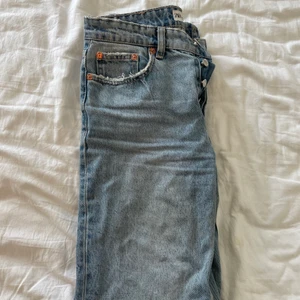 Zaras mid rise jeans storlek 36 - Säljer mina ljus blåa mid rise jeans från Zara i storlek 36💕💕hör av er vid intresse!! 110kr plus frakt!!